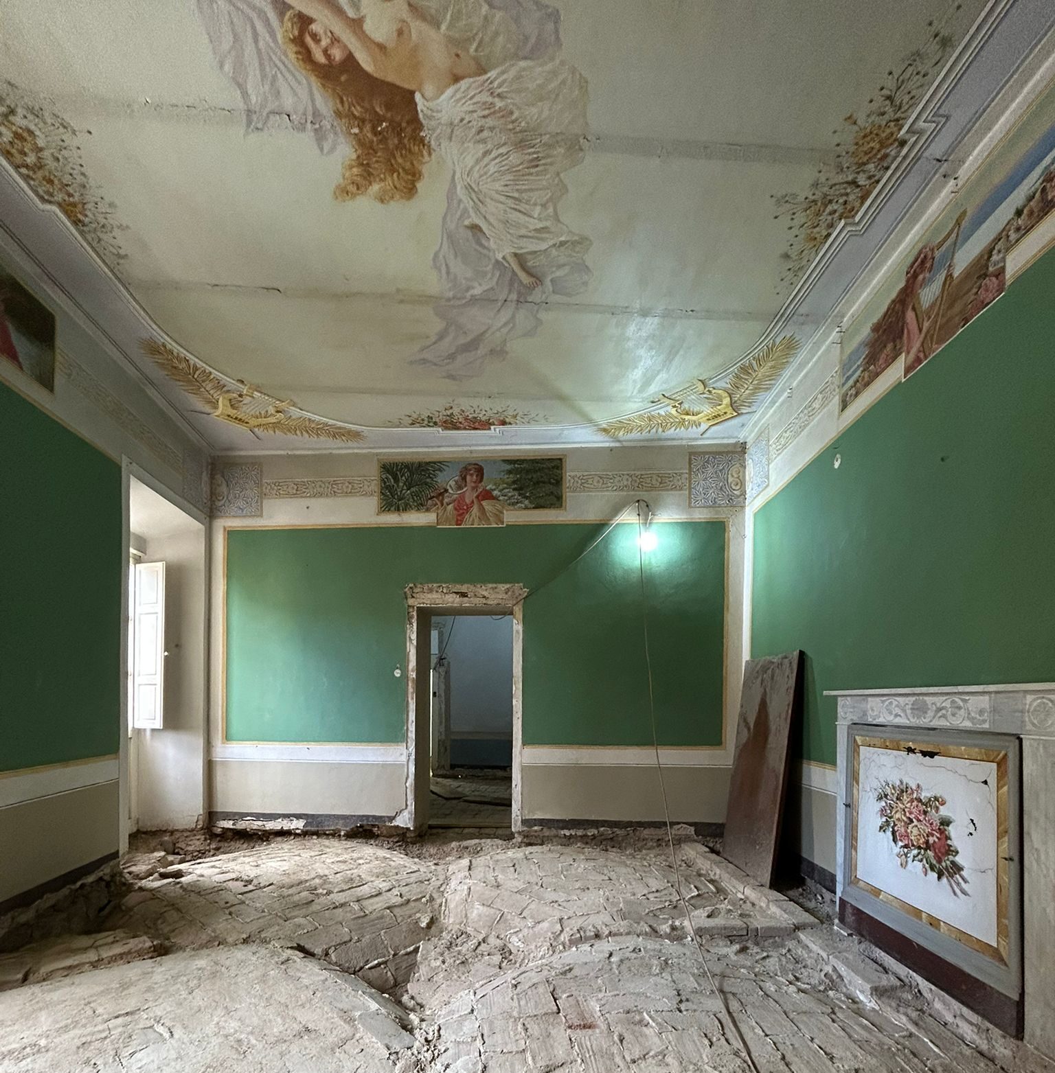 room with green walls in Panicale villa